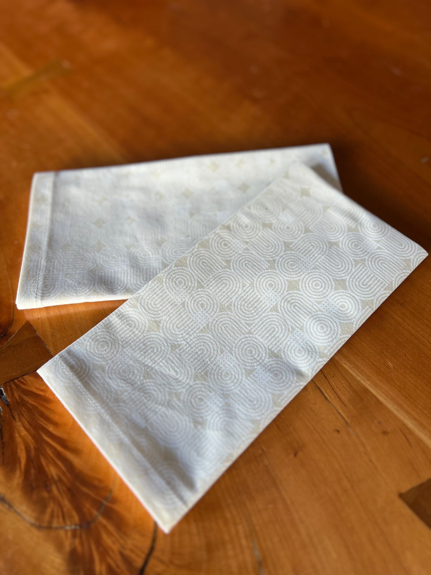 2 Retro Neutral Napkins