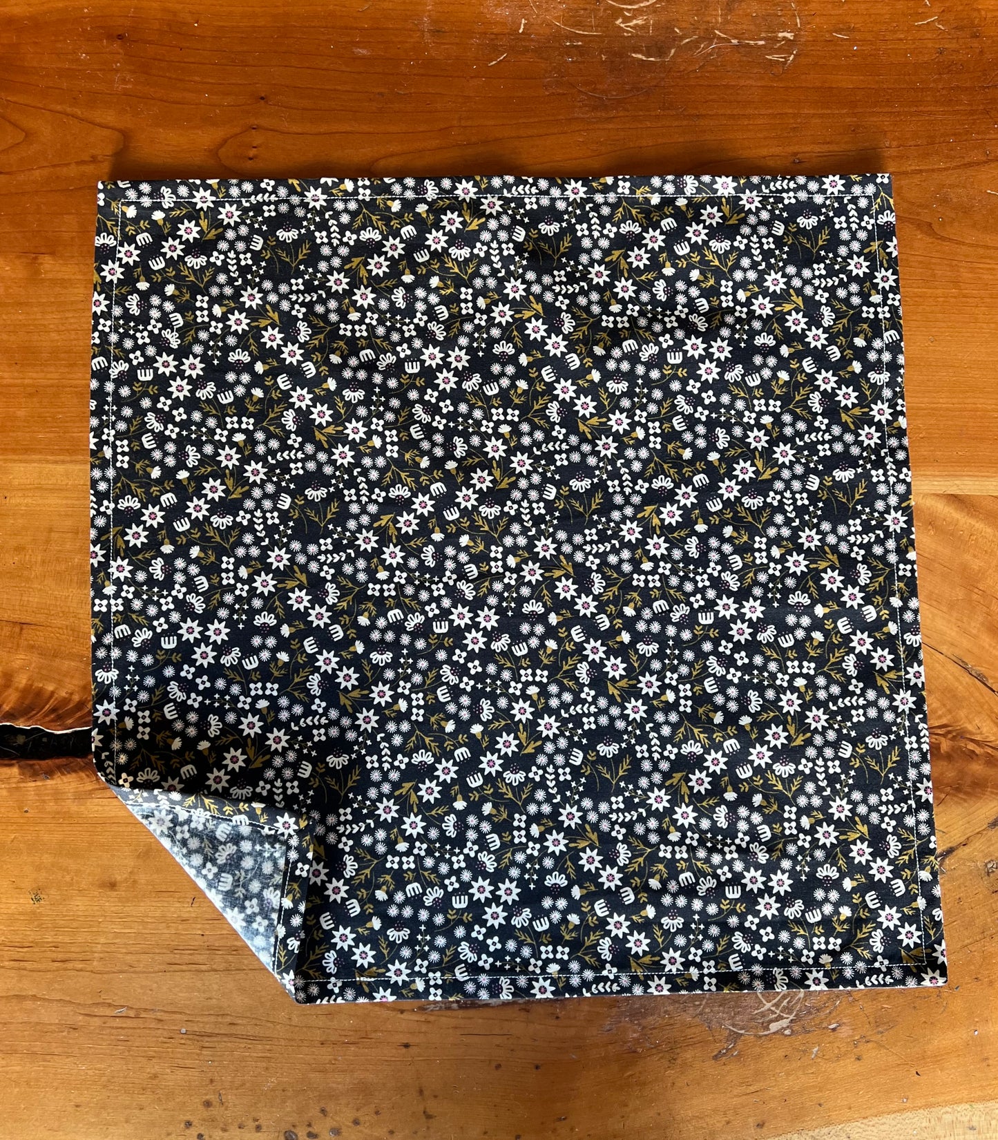 2 Black Tiny Flowers Napkins