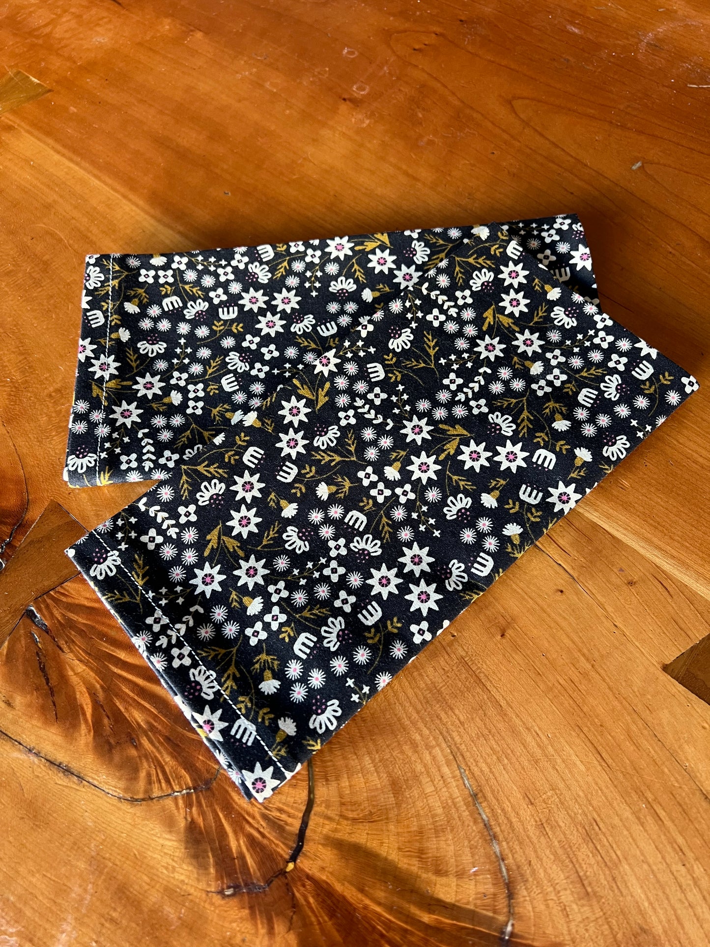 2 Black Tiny Flowers Napkins